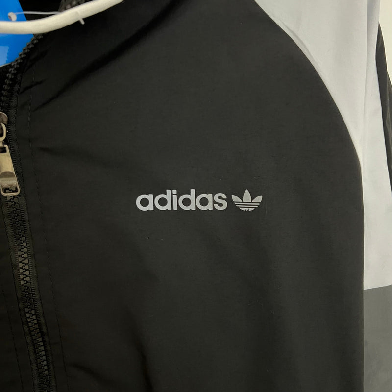 Jaqueta Corta-Vento - Adidas 2023 preto, branco e cinza com capuz