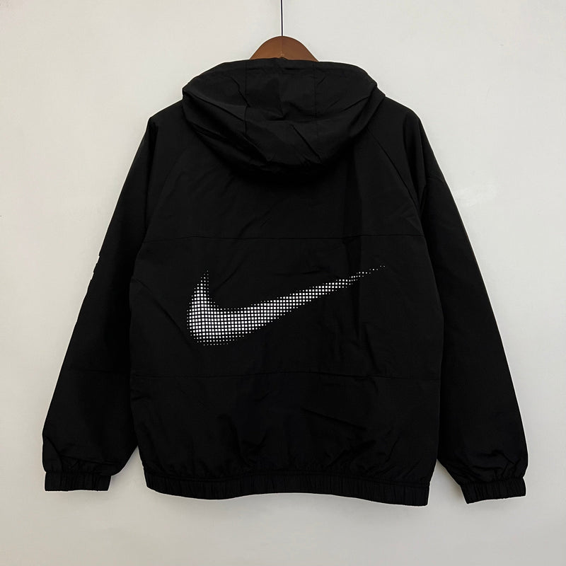 Jaqueta Corta-Vento - Nike 2023 preto swoosh com capuz