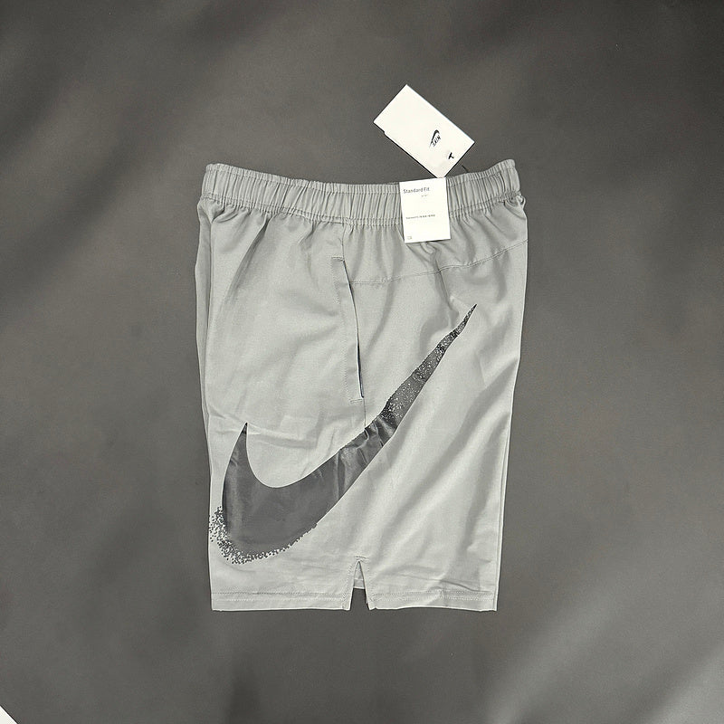 BERMUDA NIKE SWOOSH CINZA