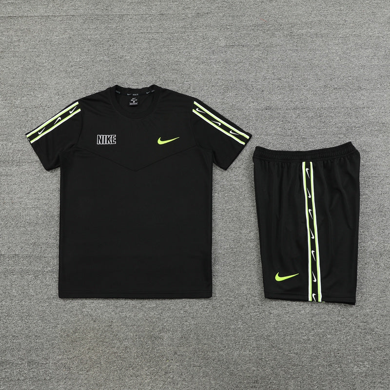 CONJUNTO NIKE REPEAT BERMUDA E CAMISA PRETO