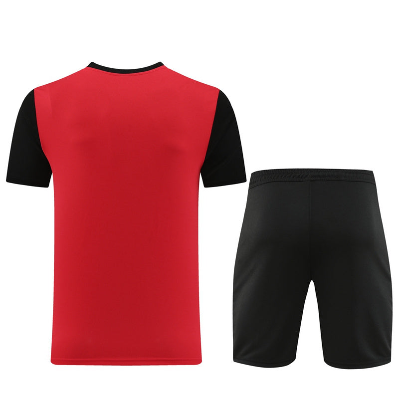 CONJUNTO NIKE REPEAT BERMUDA E CAMISA VERMELHO/PRETO