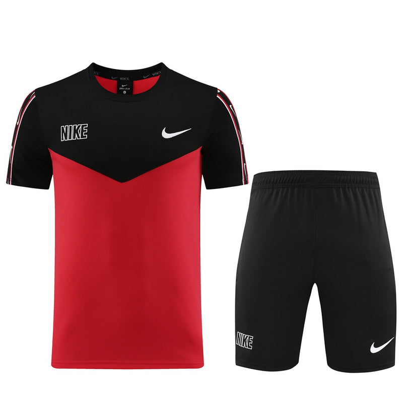 CONJUNTO NIKE REPEAT BERMUDA E CAMISA VERMELHO/PRETO