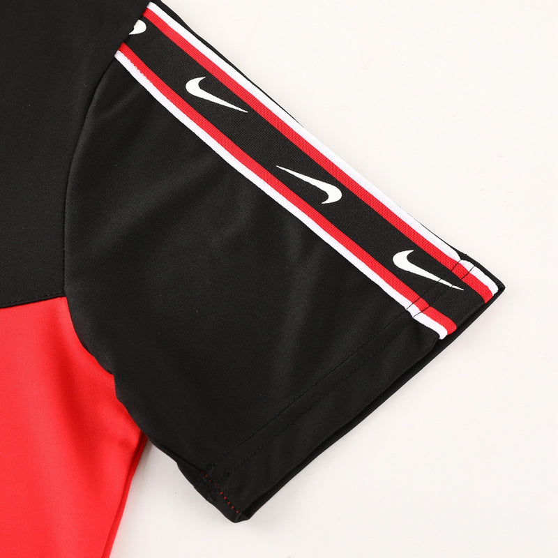 CONJUNTO NIKE REPEAT BERMUDA E CAMISA VERMELHO/PRETO