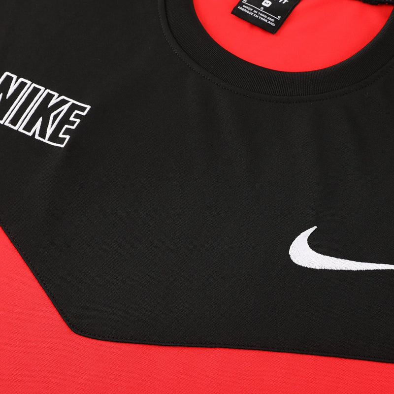 CONJUNTO NIKE REPEAT BERMUDA E CAMISA VERMELHO/PRETO