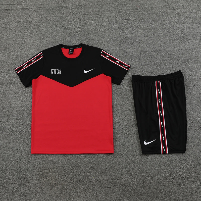 CONJUNTO NIKE REPEAT BERMUDA E CAMISA VERMELHO/PRETO